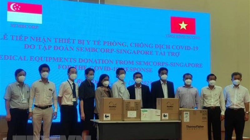Singaporean firm assists Binh Duong in medical equipment
